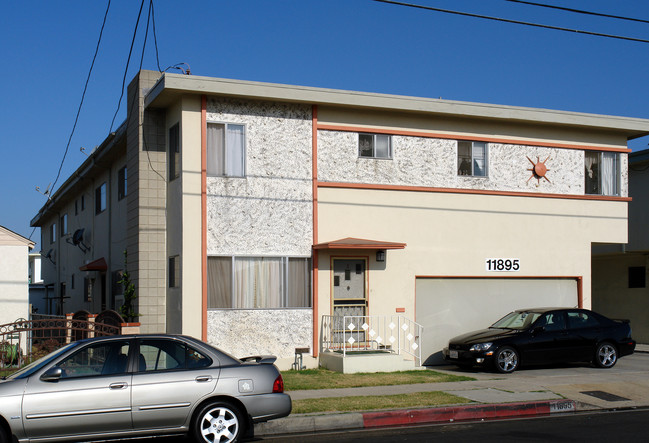 11895 Grevillea Ave in Hawthorne, CA - Foto de edificio - Building Photo