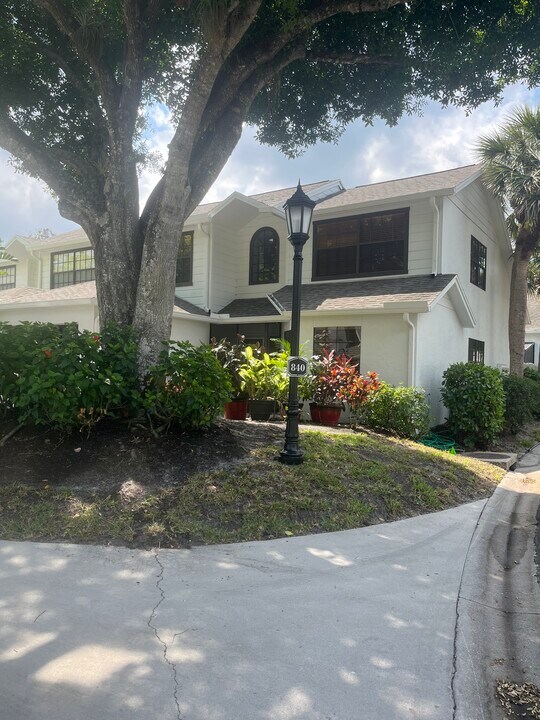 840 Meadowland Dr in Naples, FL - Foto de edificio