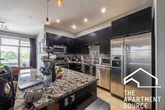 2348 N Lister Ave, Unit 305 in Chicago, IL - Foto de edificio - Building Photo