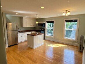 53 Pleasant Ave, Unit 2 in Portland, ME - Foto de edificio - Building Photo