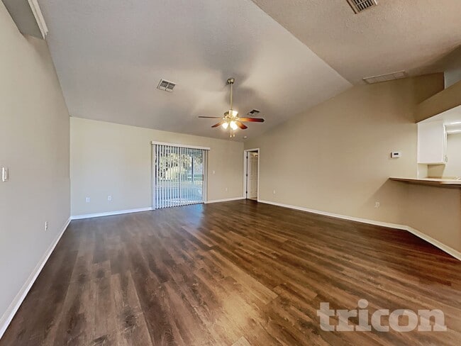 3233 Ambassador Ave in Spring Hill, FL - Foto de edificio - Building Photo