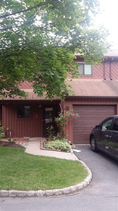 8 Sunflower Ct in Edison, NJ - Building Photo