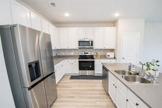 7800 Gangway Dr in Fort Worth, TX - Building Photo - Building Photo