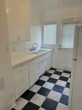 933 W Huntington Dr in Arcadia, CA - Foto de edificio - Building Photo