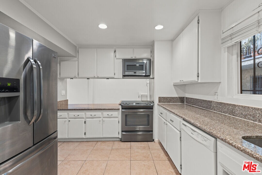 2354 Fletcher Dr in Los Angeles, CA - Building Photo