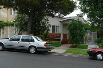 554-556 E Magnolia Blvd in Burbank, CA - Building Photo - Building Photo