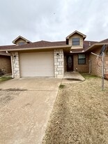 2204 Lakeview Dr in Sulphur, OK - Building Photo