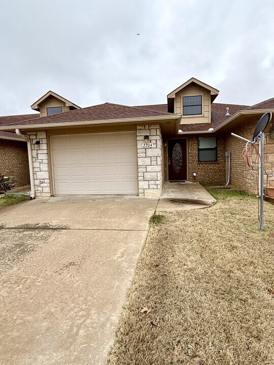 2204 Lakeview Dr in Sulphur, OK - Building Photo