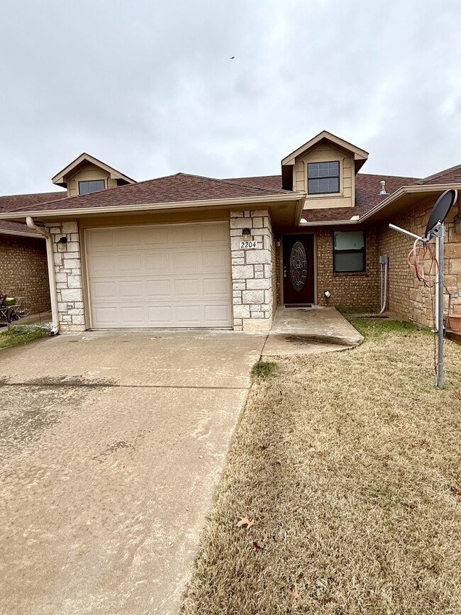 property at 2204 Lakeview Dr