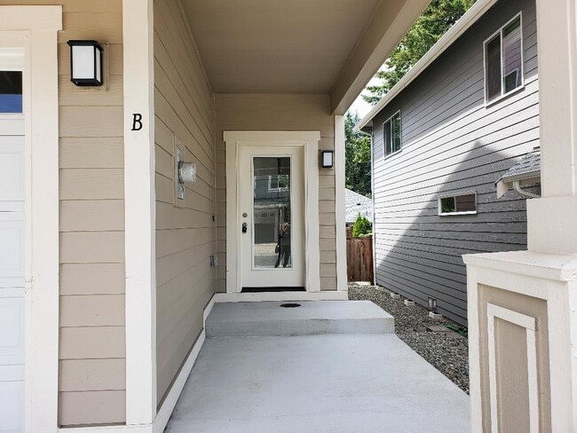 6906 Delaney Ln NE in Lacey, WA - Foto de edificio - Building Photo