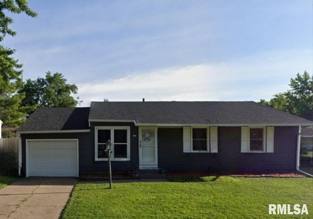 2210 W 54th St in Davenport, IA - Building Photo