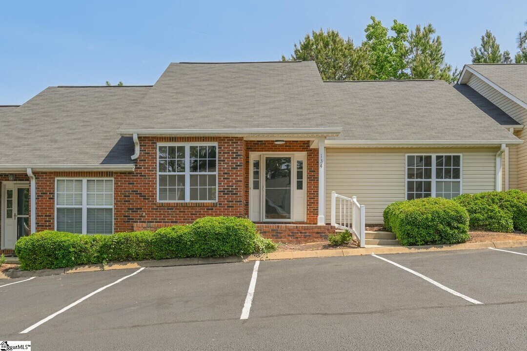 134 Brookhill Pl in Mauldin, SC - Foto de edificio