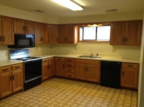 717 Ridgewood Dr in Manhattan, KS - Building Photo - Building Photo