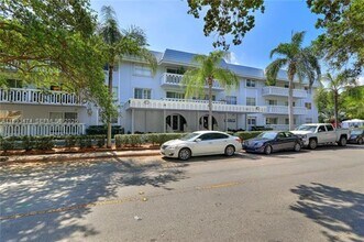 100 Edgewater Dr in Coral Gables, FL - Building Photo - Building Photo