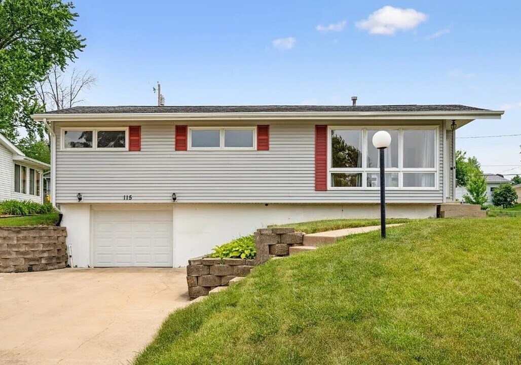 115 Patricia Ln NW in Cedar Rapids, IA - Building Photo