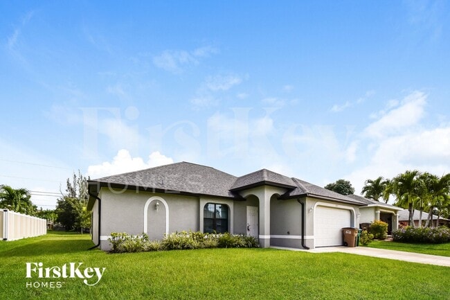 1217 SW 15th St in Cape Coral, FL - Foto de edificio - Building Photo