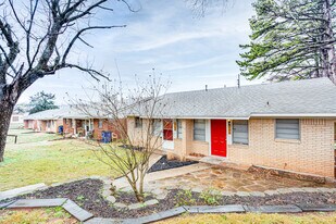 827 W Monterey St in Denison, TX - Building Photo