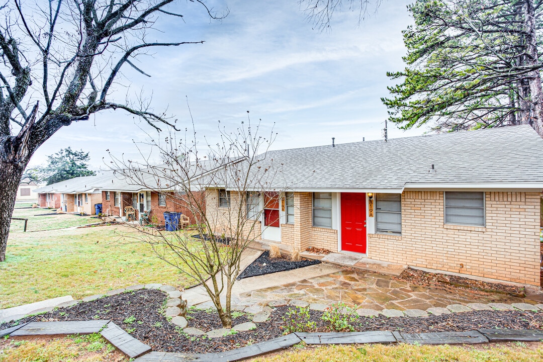 827 W Monterey St in Denison, TX - Building Photo