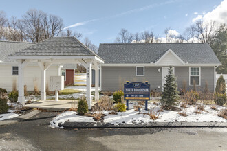 North Broad Park in Meriden, CT - Foto de edificio - Building Photo