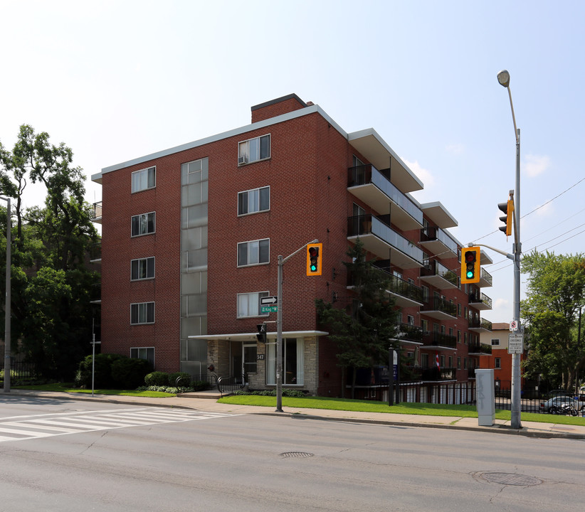 Westbury Arms Apartments in Hamilton, ON - Building Photo