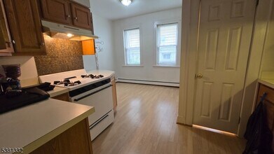 246 Lakeview Ave in Clifton, NJ - Building Photo - Building Photo
