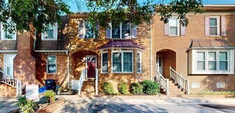 742 Lord Dunmore Dr in Virginia Beach, VA - Building Photo