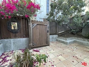 6853 1/2 W Alta Loma Terrace in Los Angeles, CA - Building Photo - Building Photo