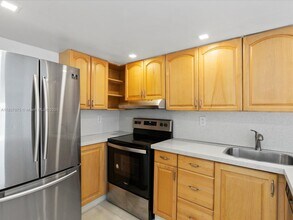 1790 W 58th St in Hialeah, FL - Foto de edificio - Building Photo