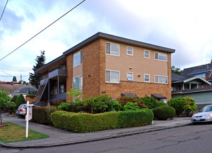 4451 Woodland Park Ave N in Seattle, WA - Building Photo - Building Photo