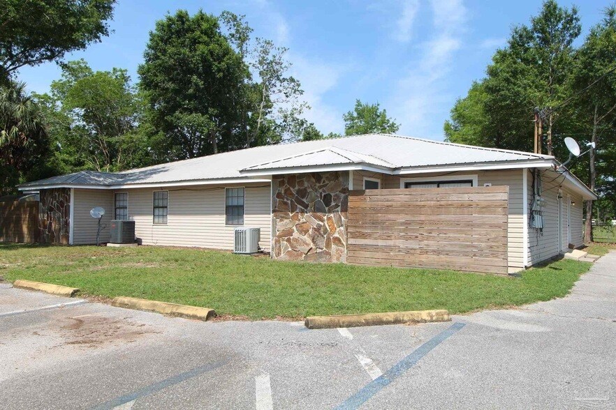 4964 W Spencer Field Rd in Pace, FL - Building Photo