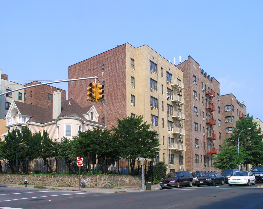 278 Bedford Park Blvd in Bronx, NY - Foto de edificio