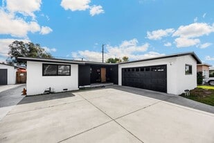 214 S Raymond Ave in Fullerton, CA - Building Photo