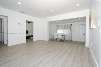 935 NE 129th St in North Miami, FL - Building Photo - Building Photo