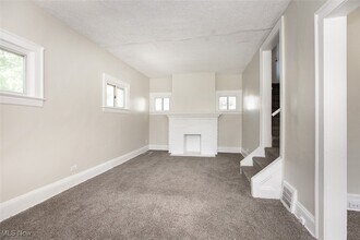 13621 Cranwood Dr in Garfield Heights, OH - Building Photo - Building Photo