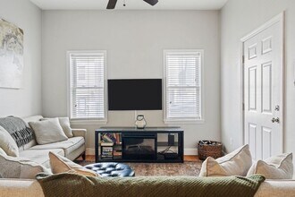 100 Old Harbor St, Unit 1 in Boston, MA - Foto de edificio - Building Photo