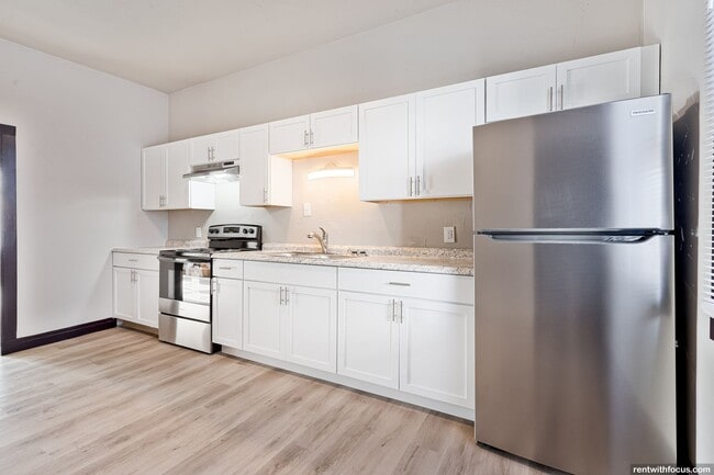 803 N Broadway in Green Bay, WI - Foto de edificio - Building Photo