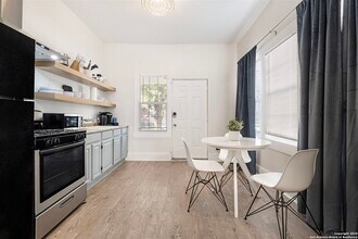 302 E Cevallos, Unit 1 in San Antonio, TX - Building Photo - Building Photo