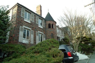 Queen Anne Fourplex in Seattle, WA - Foto de edificio - Building Photo