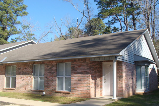 Cedar Court Apartments in Pineville, LA - Building Photo - Building Photo