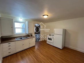 2210 Walnut St, Unit B in Anderson, IN - Foto de edificio - Building Photo