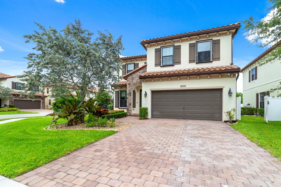 6001 Night Heron Ct in Greenacres, FL - Building Photo