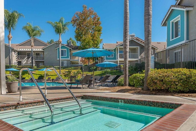 Montanosa in San Diego, CA - Foto de edificio - Building Photo