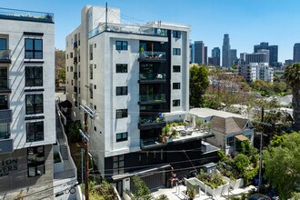 Patton Towers in Los Angeles, CA - Foto de edificio - Building Photo