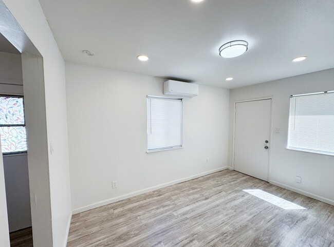 2820 32nd Ave, Unit B, Unit B