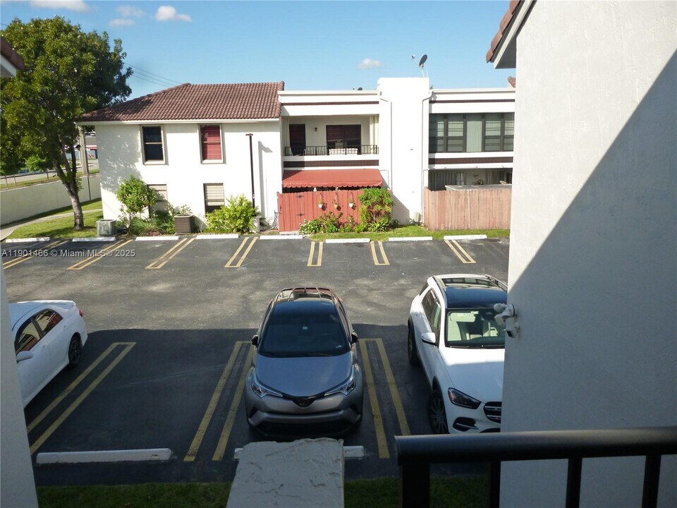 10811 NW 7th St in Miami, FL - Building Photo