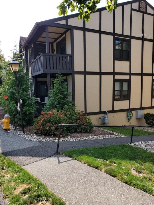 972 Sierra Vista Ln in Valley Cottage, NY - Building Photo