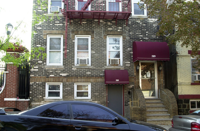 589 66th St in West New York, NJ - Foto de edificio - Building Photo