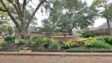 8003 Oakwood Forest Dr in Houston, TX - Building Photo - Building Photo