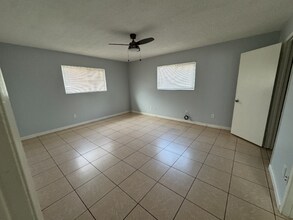 1012 Valhalla Dr in Bakersfield, CA - Foto de edificio - Building Photo