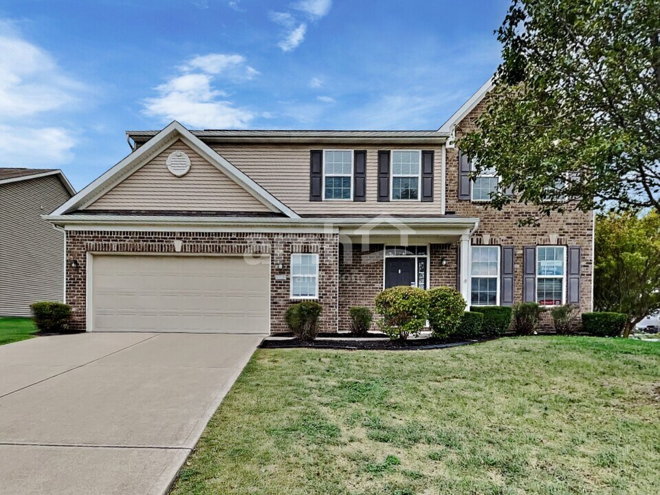 1396 Stormhaven Way in Greenwood, IN - Building Photo